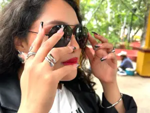 Chica con joyería plata
